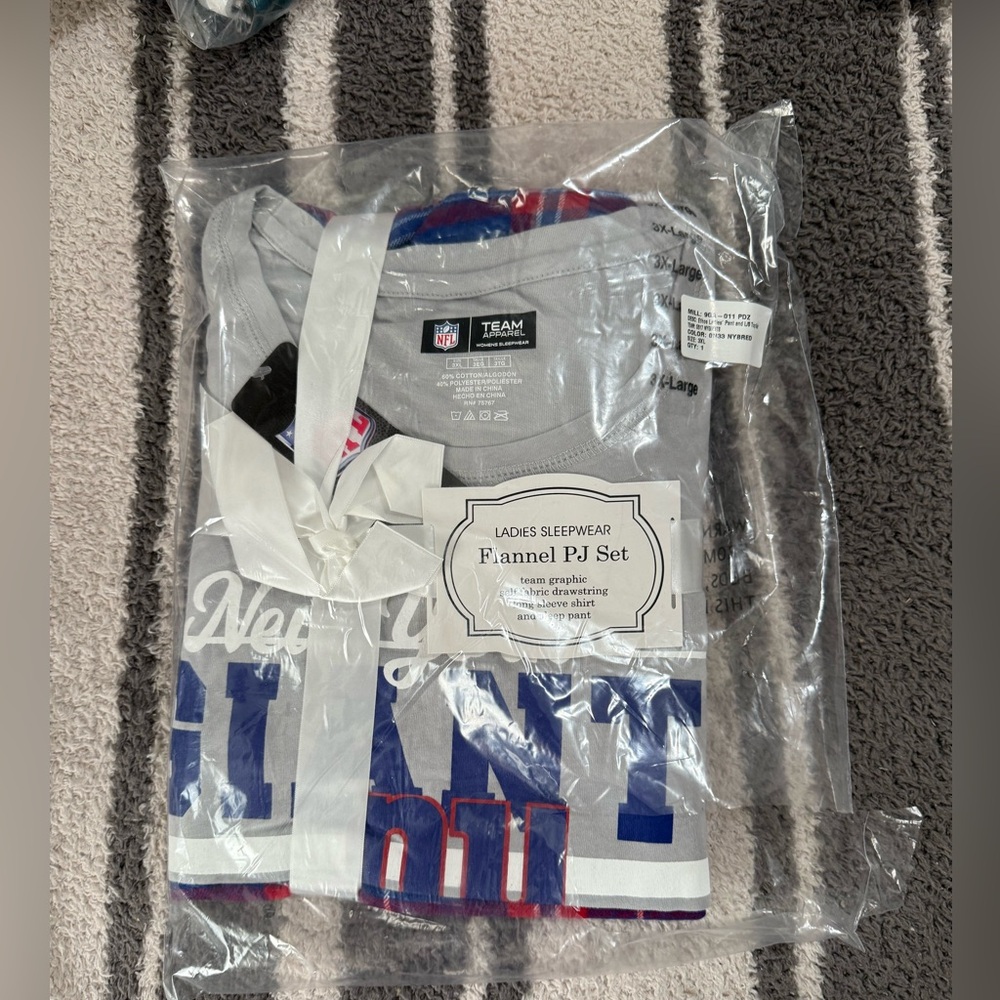 NWT WOMENS NFL PAJAMA SET WITH LONG SLEEVE TOP AND PANTS *NY GIANTS *